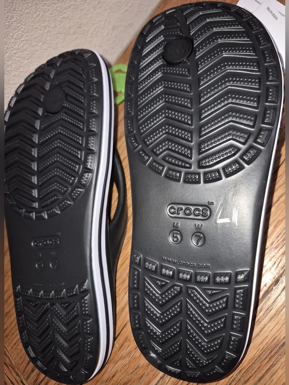 Crocs Bayaband Flip Flops, NWT's,  Women's Size 7 - Picture 4 of 4